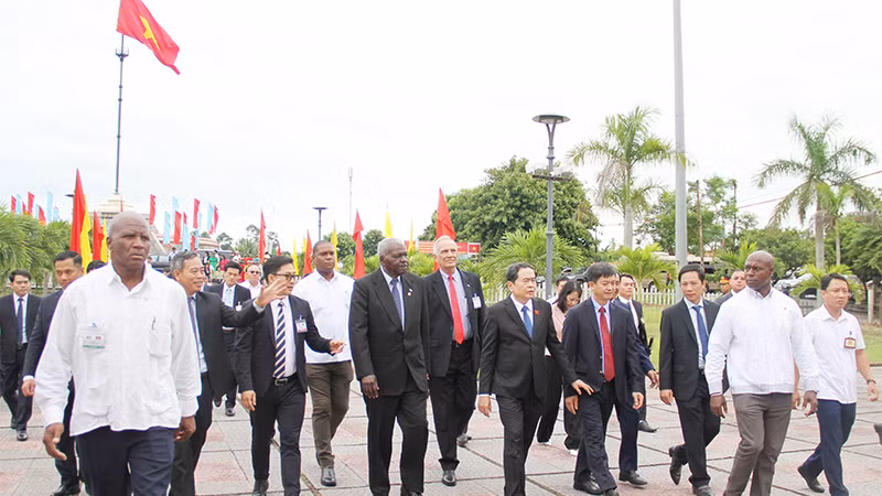 Chủ tịch Quốc hội Chính quyền Nhân dân và Hội đồng Nhà nước Cuba Esteban Lazo Hernandez và Phó Chủ tịch Thường trực Quốc hội Trần Thanh Mẫn tham quan Khu di tích quốc gia đặc biệt Đôi bờ Hiền Lương-Bến Hải.