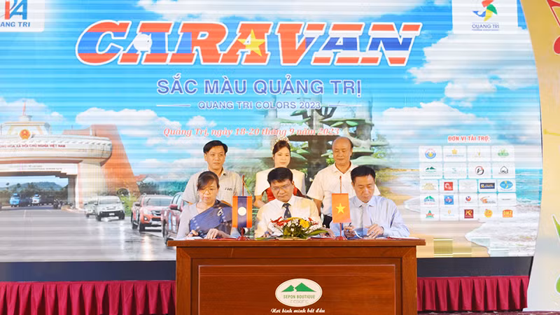 Trung tâm Xúc tiến đầu tư, thương mại và du lịch tỉnh Quảng Trị ký biên bản ghi nhớ liên kết tour du lịch với Hiệp hội Du lịch, thương mại và công nghiệp vùng đông bắc Thái Lan.