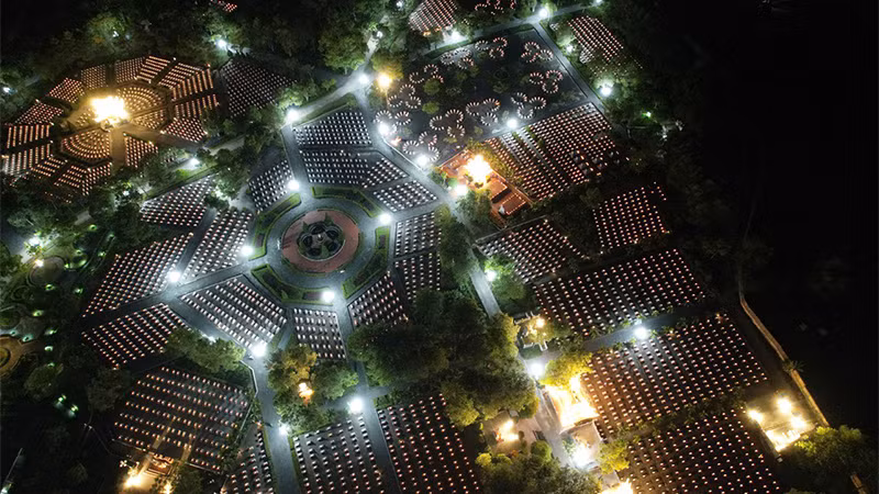 Nghĩa trang Liệt sĩ quốc gia Đường 9 lung linh trong ánh nến tri ân tối 26/7.