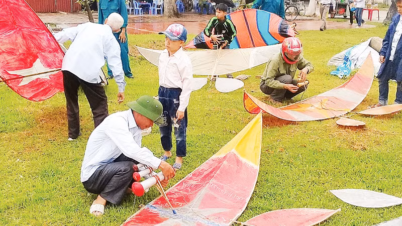 Người dân xã Song An (huyện Vũ Thư, tỉnh Thái Bình) thuần thục kỹ năng chơi diều sáo.