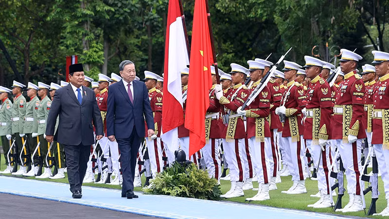 Tổng Bí thư Tô Lâm và Tổng thống Indonesia Prabowo Subianto duyệt đội danh dự. (Ảnh TTXVN)