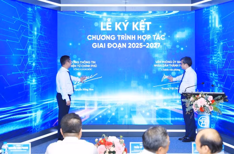Lãnh đạo Văn phòng Ủy ban nhân dân thành phố Hà Nội và Cổng Thông tin điện tử Chính phủ thực hiện nghi thức ký kết chương trình phối hợp công tác giữa hai cơ quan.