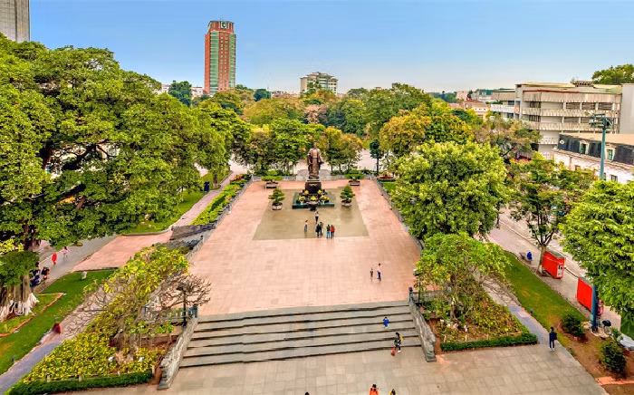 Vườn hoa Lý Thái Tổ, quận Hoàn Kiếm, Hà Nội. Ảnh: Trần Anh.