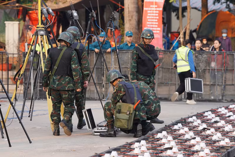 Lực lượng bộ đội kiểm tra an toàn các thiết bị bay.