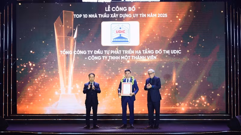 Ông Đỗ Tiến Lợi - Phó Tổng Giám đốc Tổng công ty UDIC vinh dự nhận Cúp và Giấy chứng nhận từ Ban Tổ chức. (Ảnh: TRUNG KIÊN)