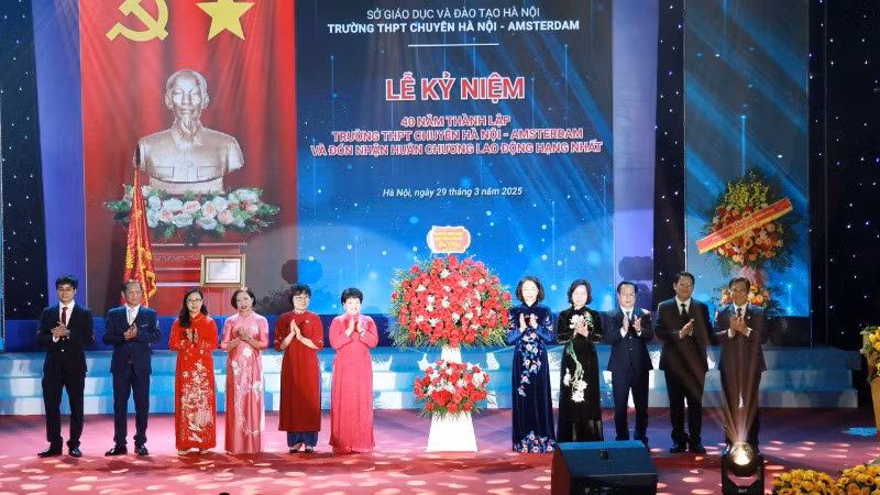 Phó Chủ tịch Ủy ban nhân dân thành phố Hà Nội Vũ Thu Hà đã trao Huân chương Lao động hạng Nhất tới tập thể lãnh đạo Trường Trung học phổ thông chuyên Hà Nội - Amsterdam.
