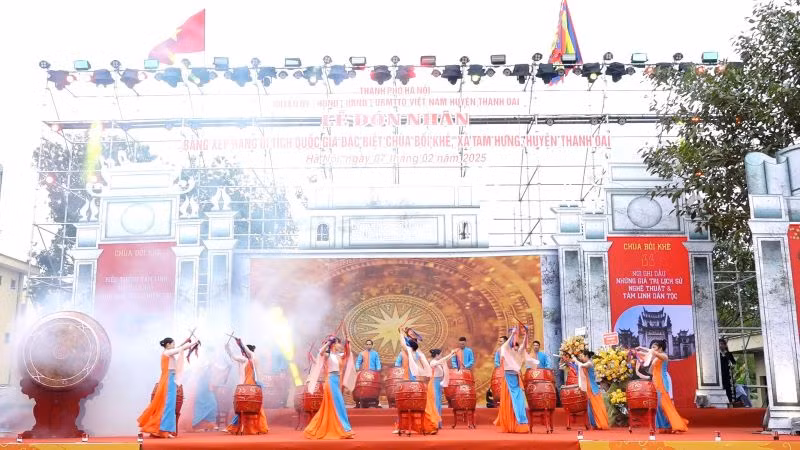 Biểu diễn trống hội tại lễ đón nhận Bằng xếp hạng di tích quốc gia đặc biệt chùa Bối Khê.