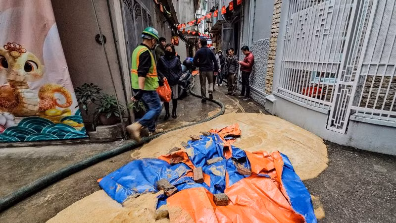 Sự cố phun trào đất, bùn và chất phụ gia trong quá trình khoan hầm đường sắt đô thị Nhổn-ga Hà Nội chiều 20/2 tại ngõ 7, phố Giang Văn Minh, quận Ba Đình, Hà Nội.