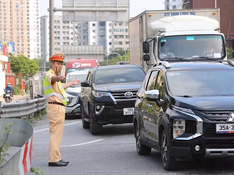 Cảnh sát giao thông điều hành giao thông tại Hà Nội. (Ảnh: THÁI SƠN)