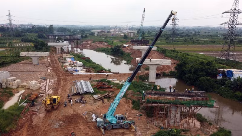 Thi công cầu vượt đường sắt trên tuyến Vành đai 4-Vùng Thủ đô. (Ảnh: DUY LINH)