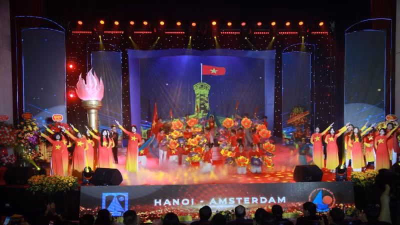 Một tiết mục văn nghệ của thầy và trò Trường THPT chuyên Hà Nội-Amsterdam tại lễ kỷ niệm 40 năm thành lập trường.