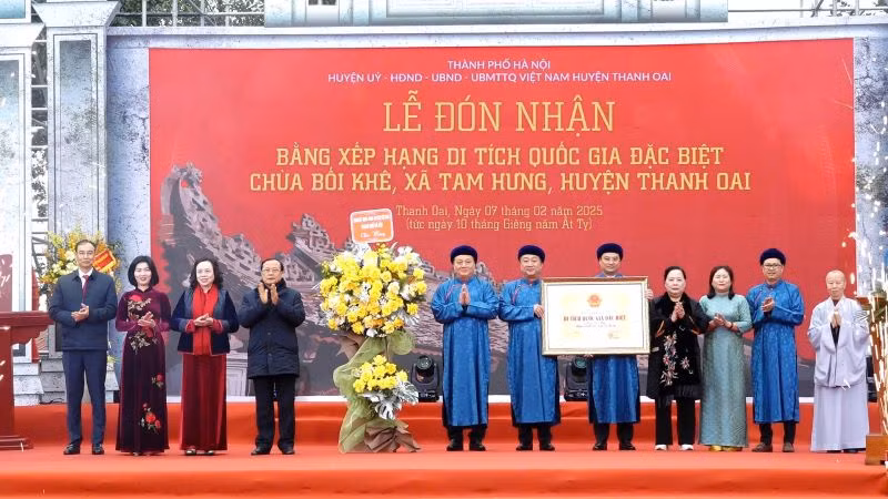 Các đồng chí lãnh đạo, nguyên lãnh đạo thành phố Hà Nội và lãnh đạo huyện Thanh Oai đón nhận Bằng xếp hạng Di tích quốc gia đặc biệt Chùa Bối Khê.