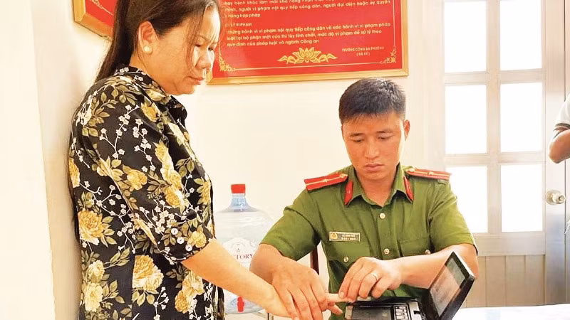 Cán bộ Công an tỉnh Bình Phước hỗ trợ người dân làm căn cước công dân có gắn chíp.