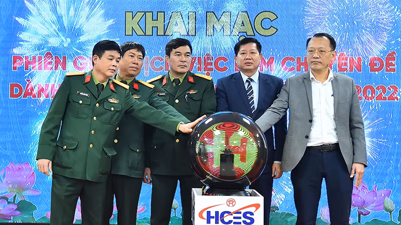 Khai mạc phiên giao dịch việc làm chuyên đề dành cho bộ đội xuất ngũ. (Ảnh: THỦY NGUYÊN)