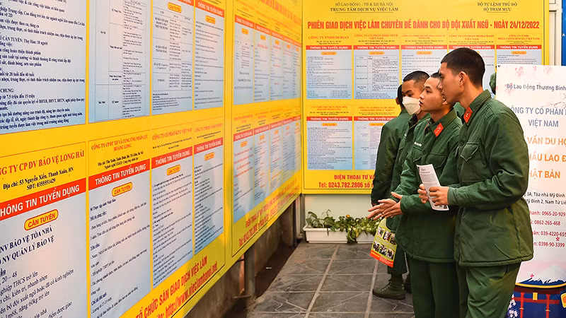 Các quân nhân sắp hoàn thành nghĩa vụ quân sự tìm hiểu thông tin tại phiên giao dịch việc làm. (Ảnh: THỦY NGUYÊN).