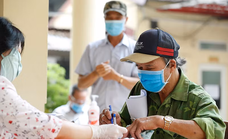 Chi trả tiền hỗ trợ Covid-19 cho người dân ở Hà Nội (Ảnh: Duy Linh).