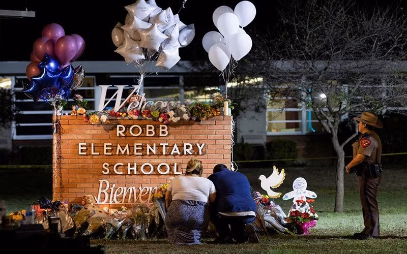 Góc tưởng niệm các nạn nhân của vụ xả súng tại Trường tiểu học Robb, ở thị trấn Uvalde, bang Texas (Mỹ) vào tháng 5 vừa qua. (Ảnh: Reuters)