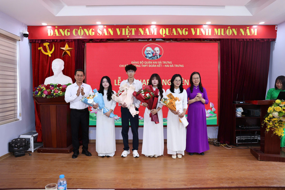 4 học sinh ưu tú vinh dự được kết nạp vào Đảng. (Ảnh: THANH TÙNG) 4 học sinh ưu tú vinh dự được kết nạp vào Đảng. (Ảnh: THANH TÙNG)