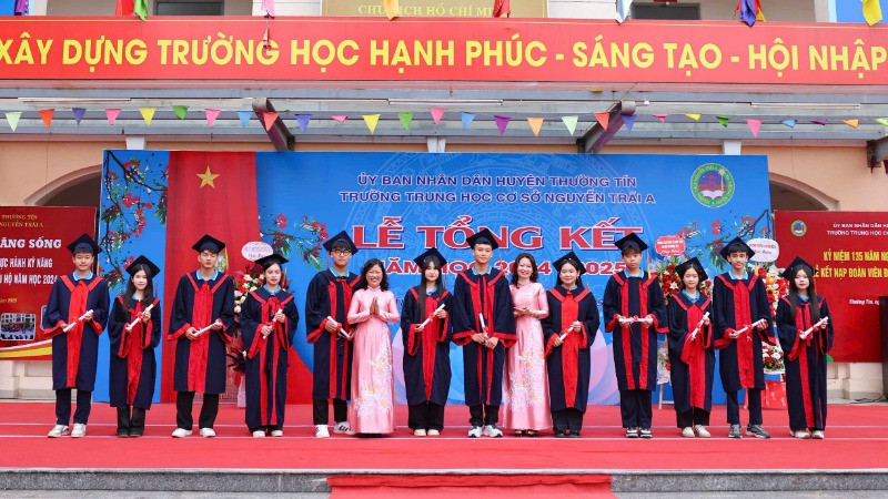 Trường trung học cơ sở Nguyễn Trãi A trao giấy chứng nhận tốt nghiệp tạm thời cho học sinh khối 9. (Ảnh: THANH TÙNG) Trường trung học cơ sở Nguyễn Trãi A trao giấy chứng nhận tốt nghiệp tạm thời cho học sinh khối 9. (Ảnh: THANH TÙNG)