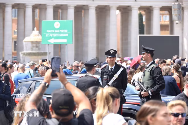 Lực lượng Hiến binh và cảnh sát tại Quảng trường San Pietro (nơi đặt linh cữu của Giáo hoàng Francis. (Ảnh: Trường Dụy/TTXVN)