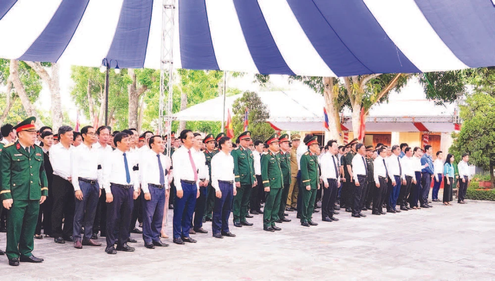 Lễ truy điệu và an táng hài cốt các liệt sĩ quân tình nguyện và chuyên gia Việt Nam. (Ảnh PHẠM BẰNG)