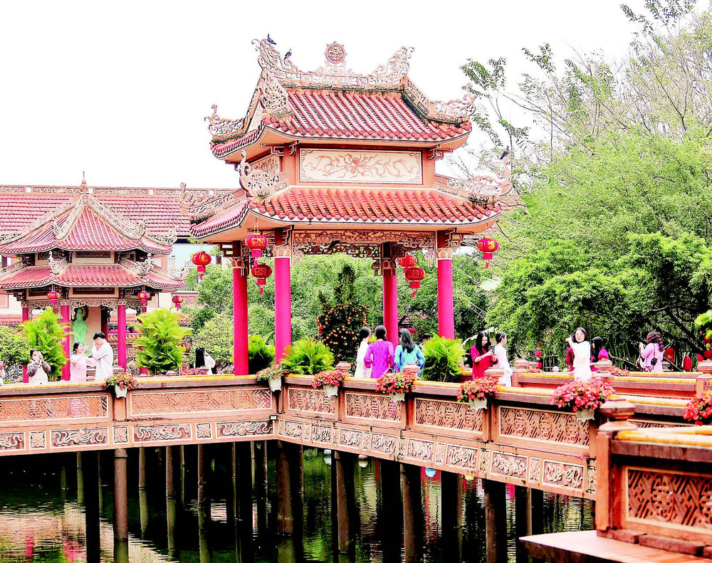 3 - Hồ Phóng Sanh nằm giữa không gian chùa.