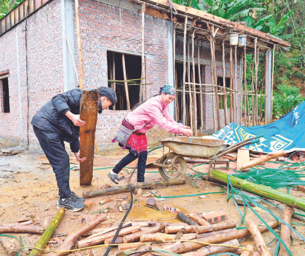 Ngôi nhà của gia đình chị Vàng Thị Dở (thôn Phéc Bủng, xã Bản Phố, huyện Bắc Hà, tỉnh Lào Cai) đang dần hoàn thiện.