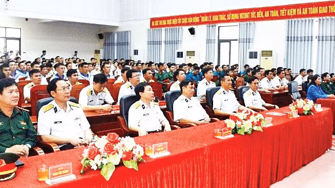 Các đại biểu dự triển lãm “Hải quân nhân dân Việt Nam Anh hùng - 70 năm hành trình giữ biển”. (Ảnh NGỌC VĨNH)