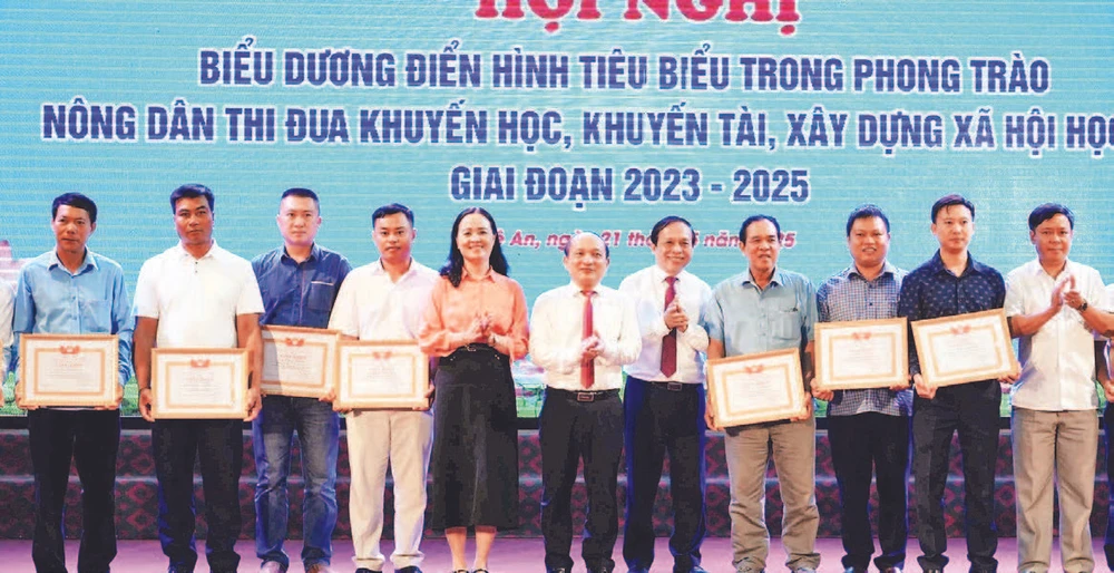 Lãnh đạo tỉnh Nghệ An trao giấy khen tặng các cá nhân có thành tích xuất sắc trong công tác khuyến học, khuyến tài, xây dựng xã hội học tập.