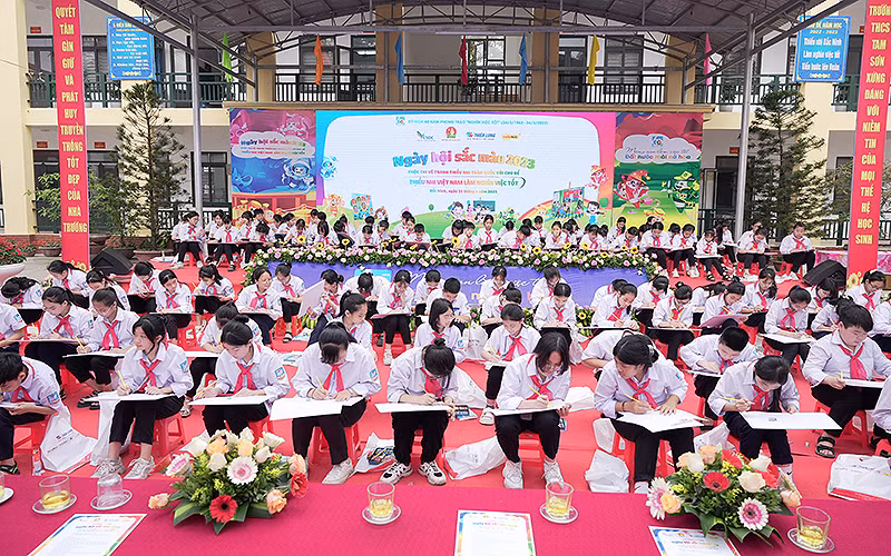 Học sinh Trường Trung học cơ sở Tam Sơn (thành phố Từ Sơn) tham gia hưởng ứng Cuộc thi vẽ tranh dành cho thiếu nhi với chủ đề “Thiếu nhi Việt Nam làm nghìn việc tốt”.