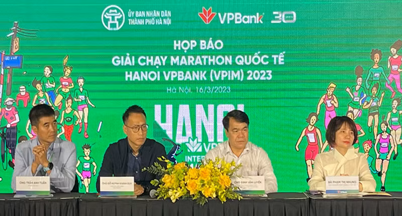 Ban tổ chức giải tại buổi họp báo.