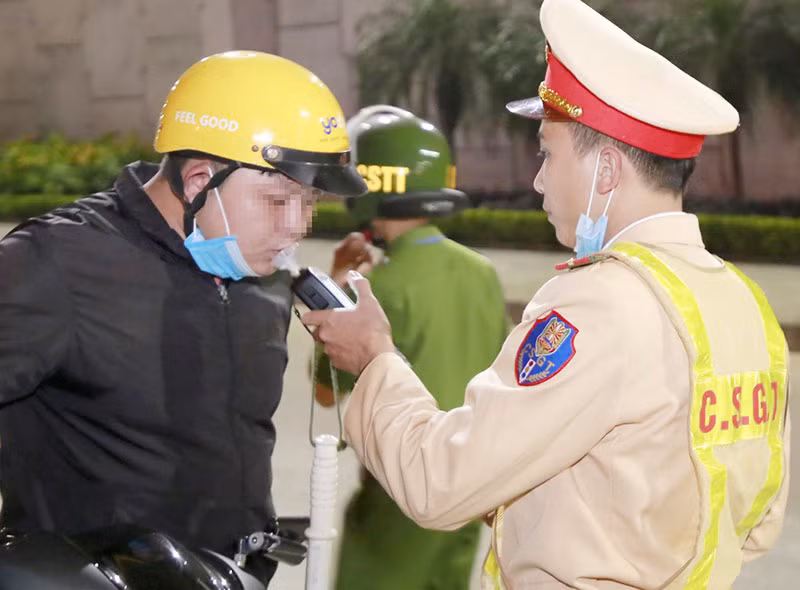 Cảnh sát giao thông kiểm tra nồng độ cồn người điều khiển phương tiện giao thông.