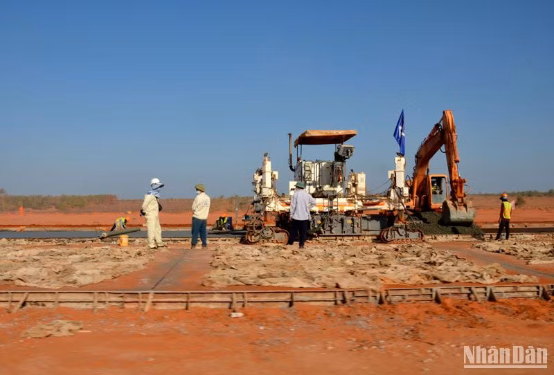 Các đơn vị thi công một hạng mục của dự án sân bay Phan Thiết.