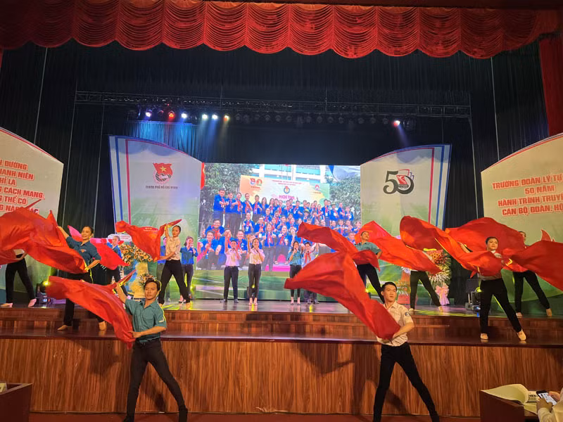 Tiết mục văn nghệ chào mừng sự kiện Kỷ niệm 50 năm thành lập Trường Đoàn Lý Tự Trọng.