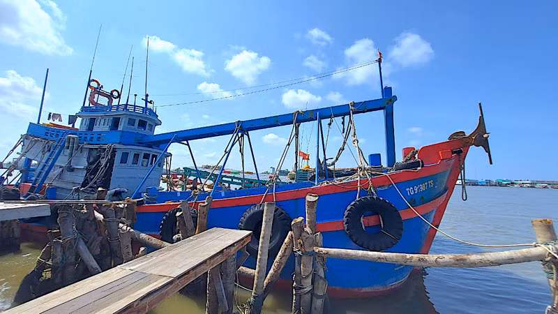 Tàu TG 91987 TS bị tạm giữ tại cửa biển Sông Đốc chờ xử lý.
