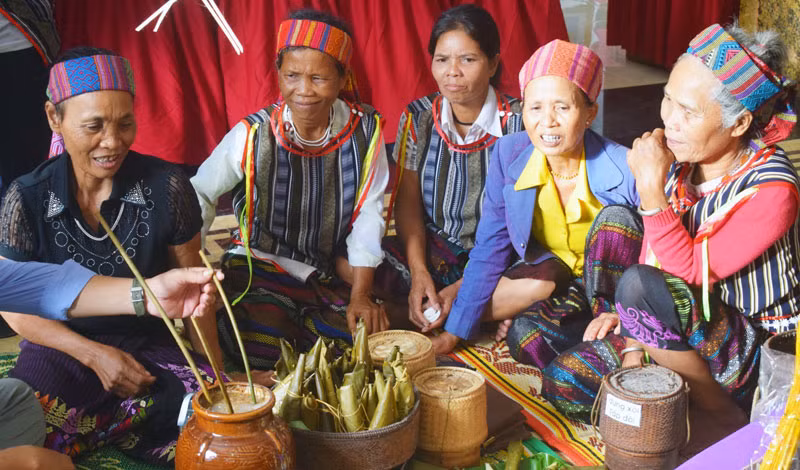 Phụ nữ dân tộc Bru-Vân Kiều trong Lễ hội mừng cơm mới.