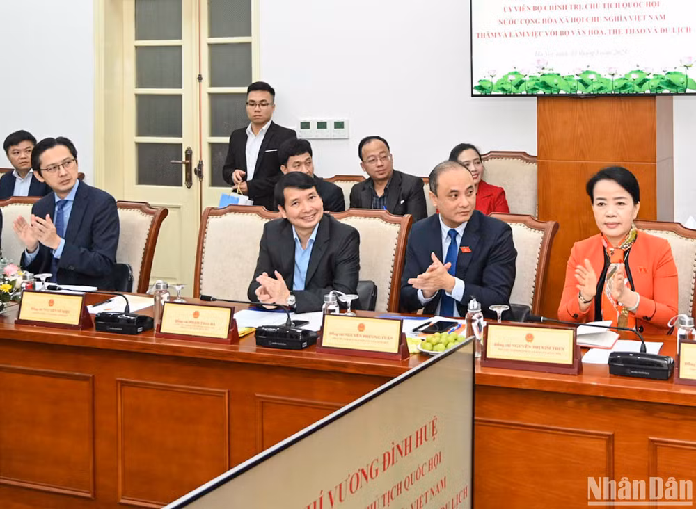 Lãnh đạo các Bộ, ngành và các đại biểu dự cuộc làm việc.