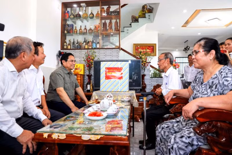 Thủ tướng ân cần thăm hỏi, động viên các hộ dân tại Khu tái định cư Hương Sơ (TP Huế).