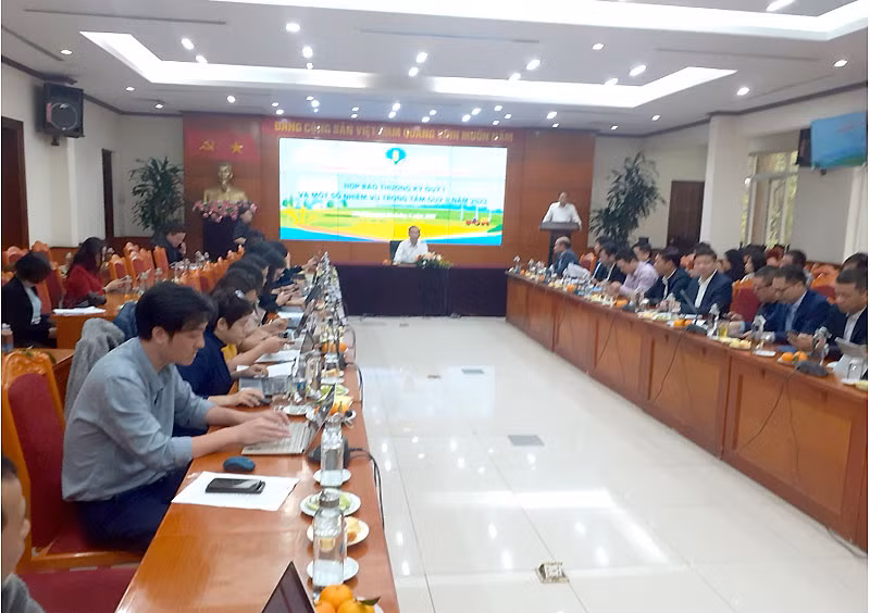 Các đại biểu tại buổi họp báo.