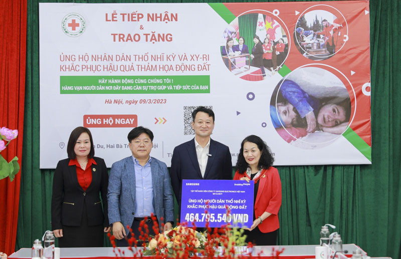 Trung ương Hội Chữ thập đỏ Việt Nam tiếp nhận ủng hộ của các đơn vị, doanh nghiệp.