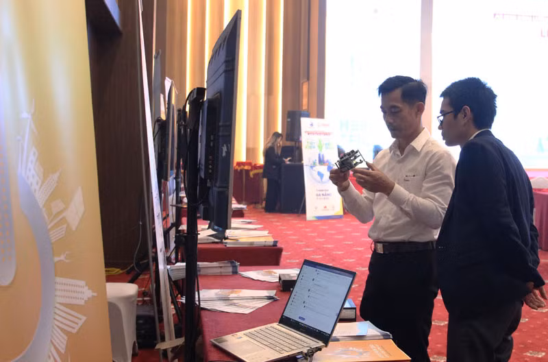 Các đại biểu tìm hiểu về giải pháp đổi mới sáng tạo.