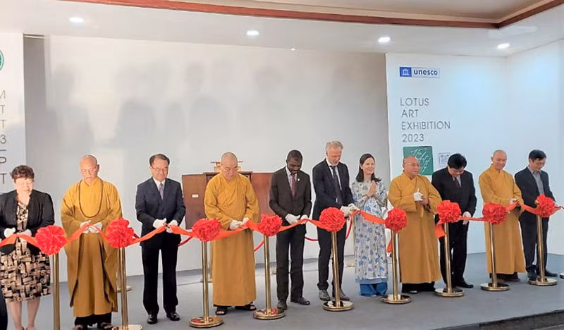 Các đại biểu cắt băng khai mạc Triển lãm “Nghệ thuật sen Việt 2023 - Vẻ đẹp thuần khiết”.