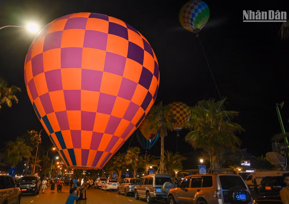 Màn trình diễn khinh khí cầu nhiều mầu sắc dưới bầu trời đêm tại thành phố Phan Thiết.