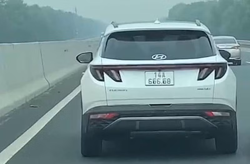 Biển ô-tô bị sửa.