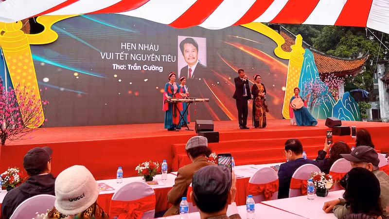 Sân khấu chính nơi diễn ra các tiết mục trình diễn thơ, nhạc giàu cảm hứng.