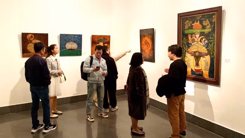 Triển lãm thu hút sự quan tâm của công chúng yêu hội họa.