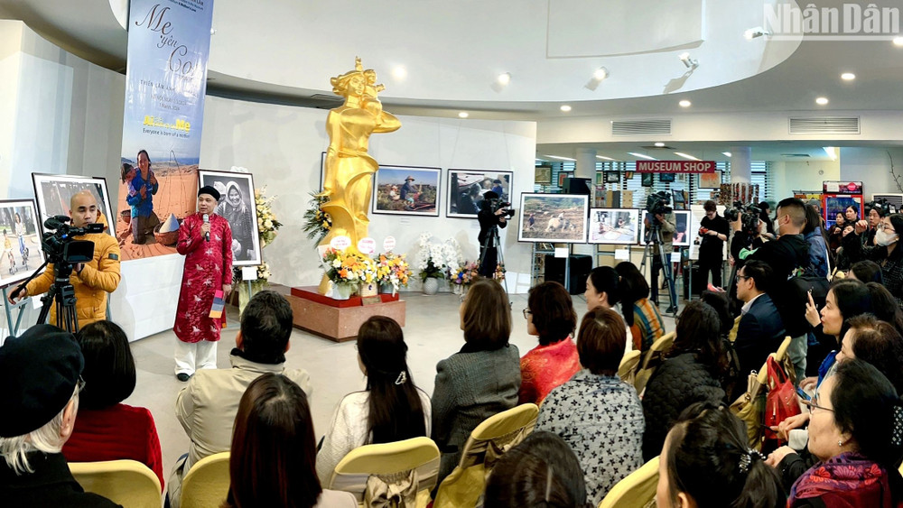 Triển lãm thu hút nhiều văn nghệ sĩ, đại diện tổ chức văn hóa-ngoại giao, người dân và du khách. 