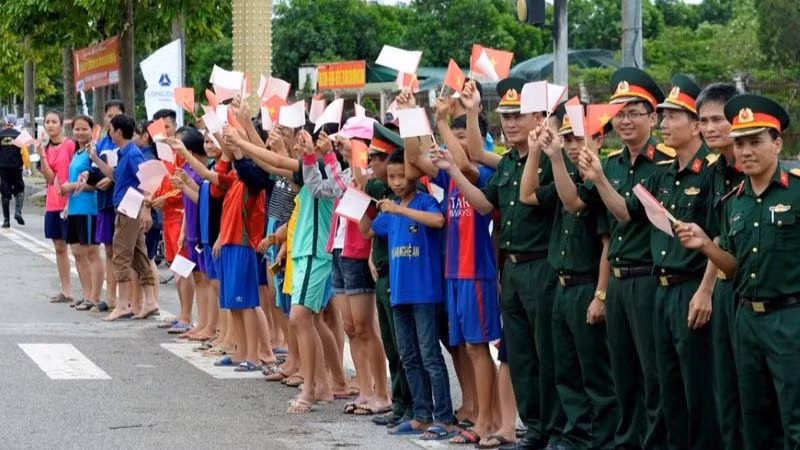 Cuộc đua xe đạp "Về Điện Biên Phủ năm 2024 - Cúp Báo Quân đội nhân dân" được người xem chào đón và cổ vũ. (Ảnh: Trọng Hải)