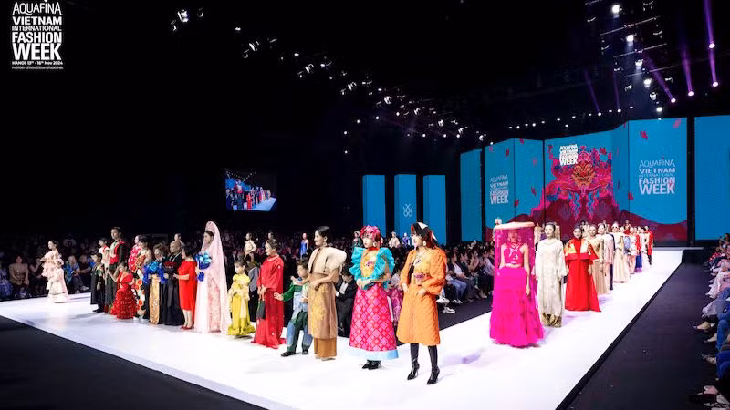 Sự kết hợp các chất liệu không chỉ mang lại vẻ đẹp sang trọng mà còn thể hiện thông điệp sâu sắc về sự giao thoa giữa các nền văn hoá trong bối cảnh toàn cầu hóa. Sự kết hợp các chất liệu không chỉ mang lại vẻ đẹp sang trọng mà còn thể hiện thông điệp sâu sắc về sự giao thoa giữa các nền văn hoá trong bối cảnh toàn cầu hóa.