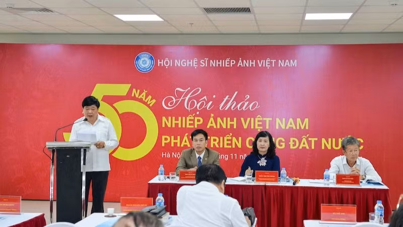 Chủ tịch Hội đồng Lý luận, phê bình văn học, nghệ thuật Trung ương Nguyễn Thế Kỷ phát biểu tại hội thảo. (ẢNH: HỘI NGHỆ SĨ NHIẾP ẢNH VIỆT NAM)
